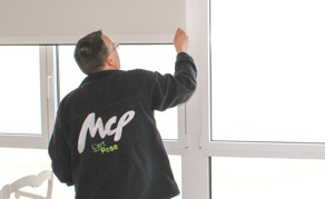 Un conseiller commercial MCP mesure des fenêtres PVC