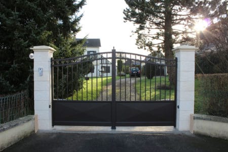 Pose d’un beau portail aluminium sur-mesure