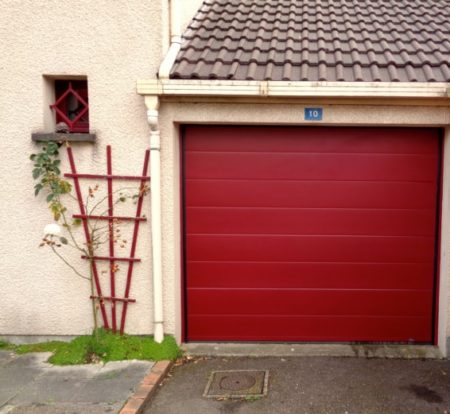 Porte de garage rouge