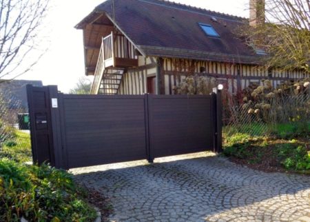 Beau portail alu gris