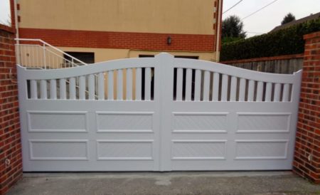 Beau portail PVC blanc
