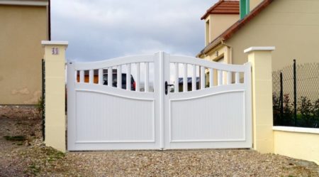 Beau portail PVC blanc Rouen