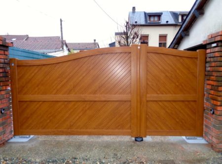 Portail PVC motif bois