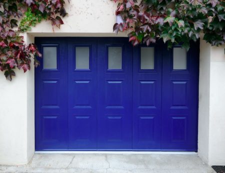 Belle porte de garage bleue