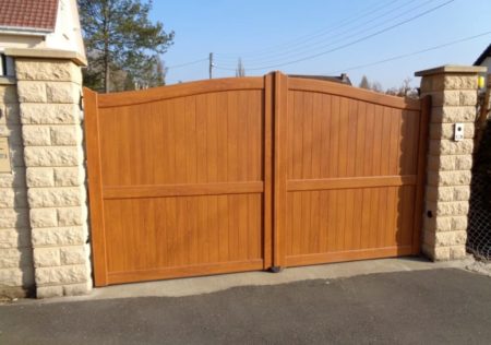 Portail PVC chene doré