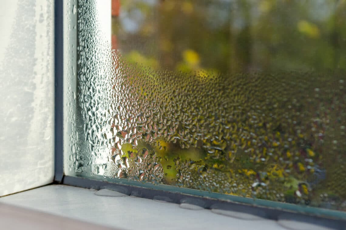 condensation sur une fenêtre blanche