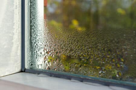 condensation sur une fenêtre blanche 